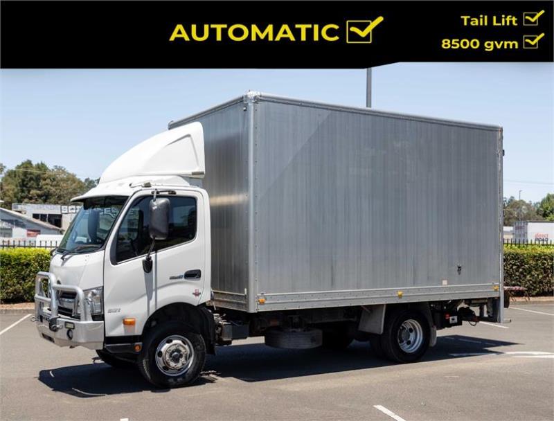 2015 Hino 300 Series Cab Chassis 921